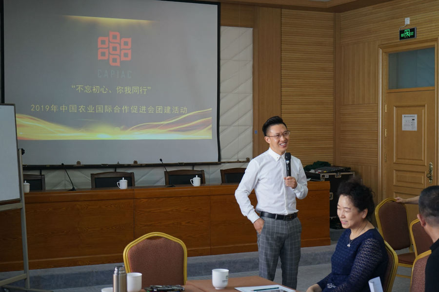 在上午的素质拓展中,毕业于清华大学的品牌战略专家方志文为协会成员