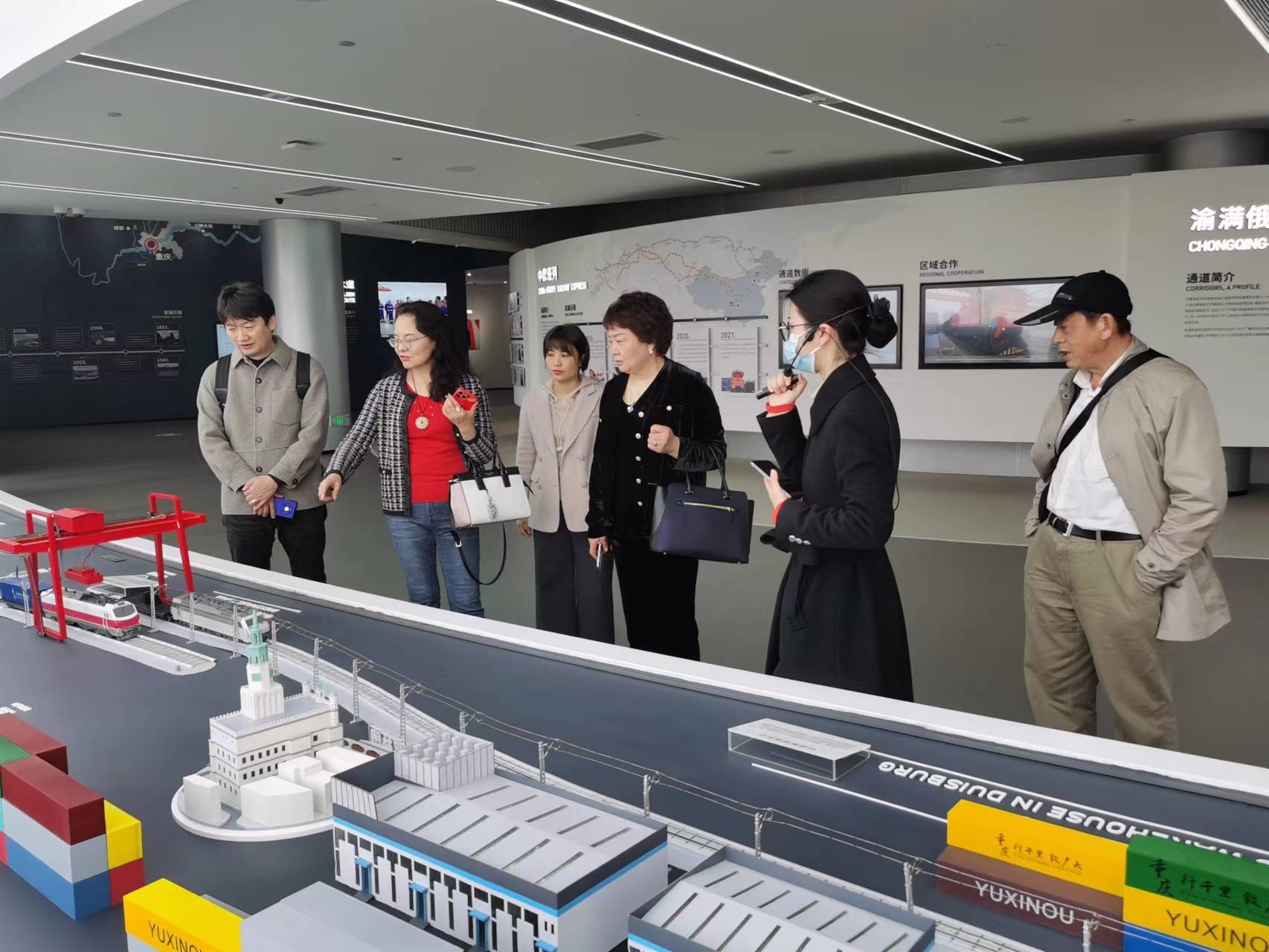 席春玲常务副会长一行到访重庆国际物流枢纽园区及陆海新通道公司